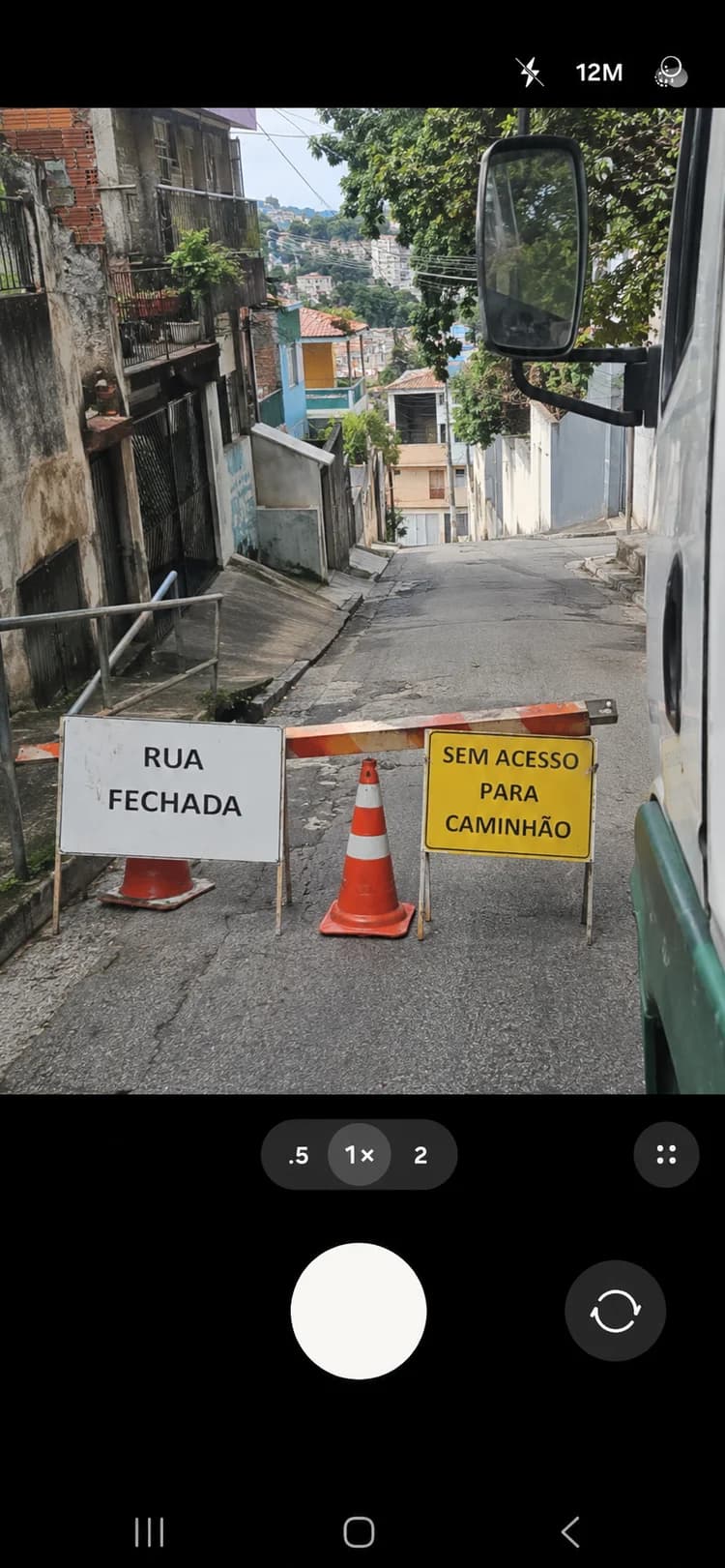 Foto real registrada pelo motorista no AZ Nav: via fechada com cones e placa de sem acesso para caminhão